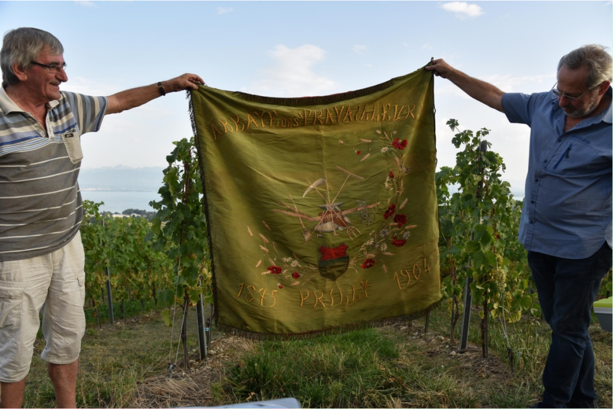 Le premier drapeau brodé, acquis en 1904, porte les différents attributs des agriculteurs.