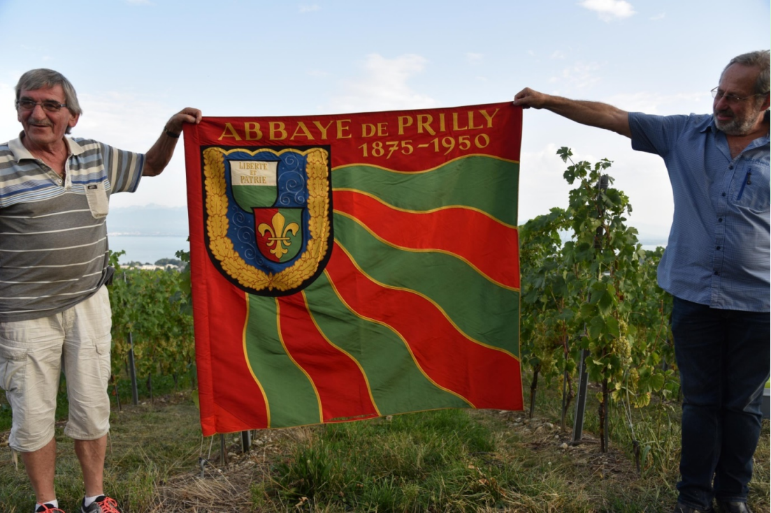  Le nouveau drapeau est adopté à l'unanimité par l'assemblée.